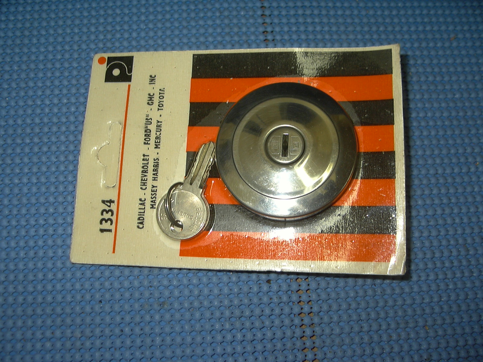 1959-1964 Mixed Make Locking Gas Cap NORS # 1334