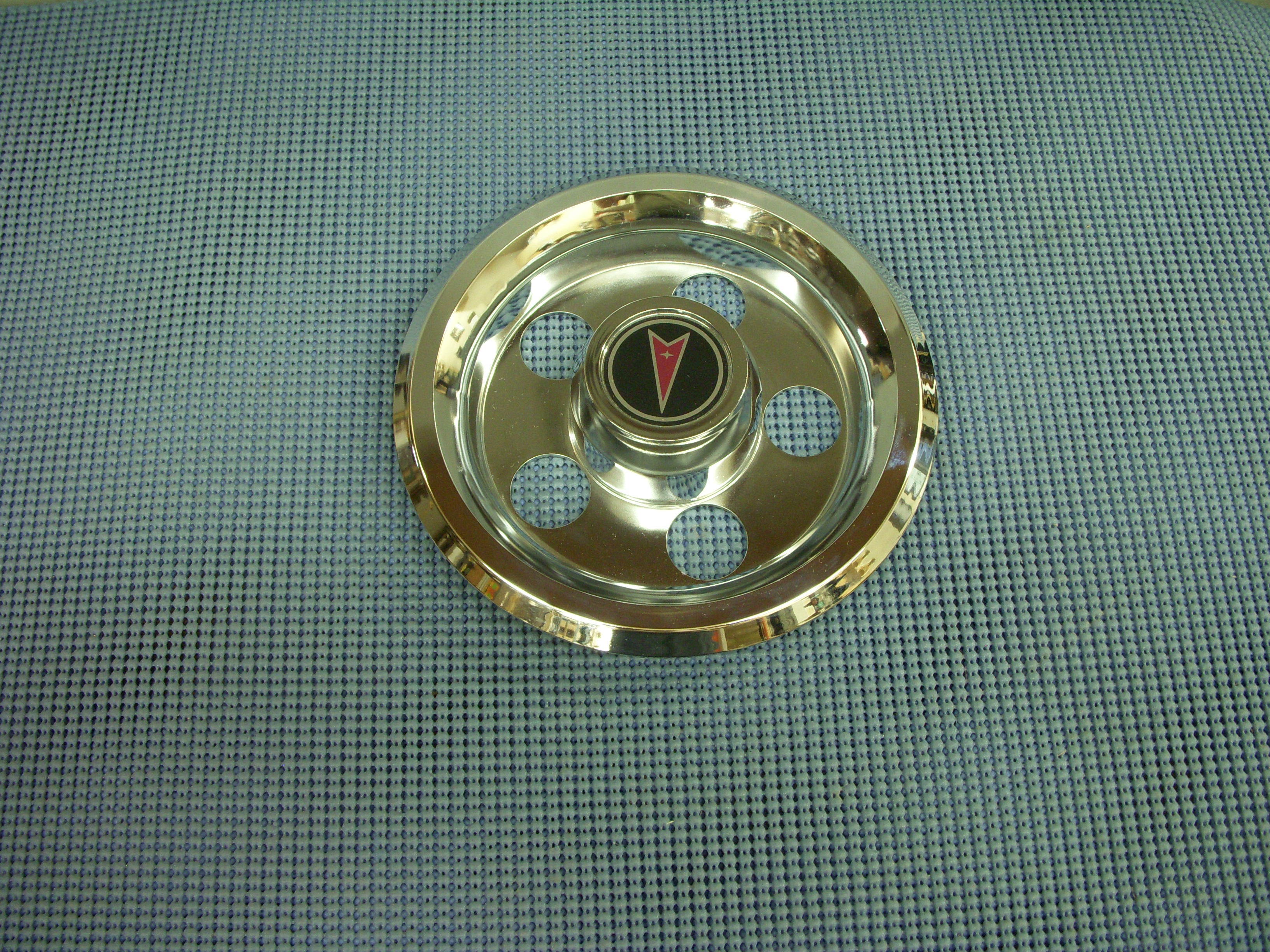 1982 Pontiac Wheel Center Cap NOS # 475187